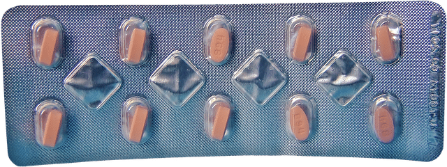 Un paquet de contraceptifs sur fond bleu.