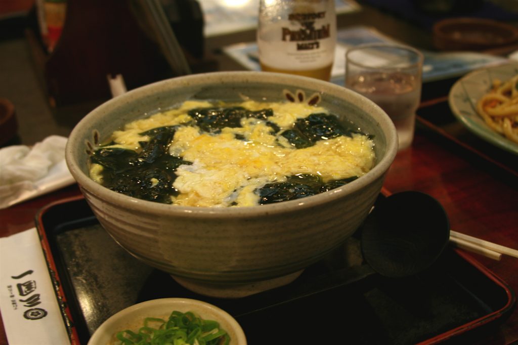 Un bol de soupe Wakamé sur un plateau.