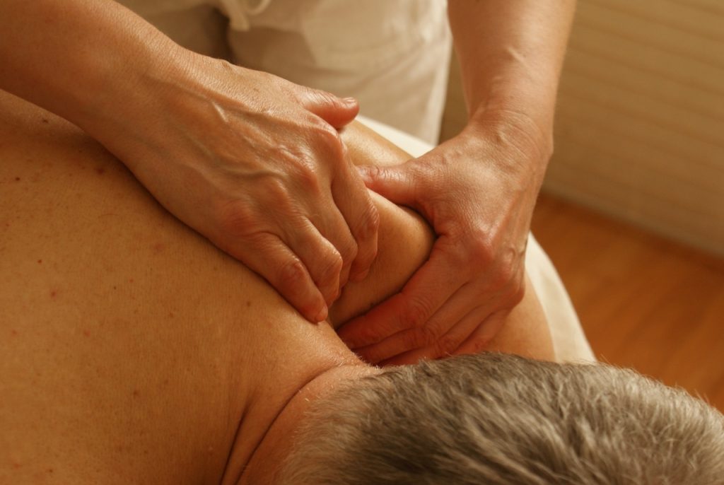 Un homme recevant un massage du dos.