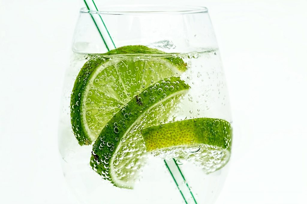 Bicchiere di acqua e limone