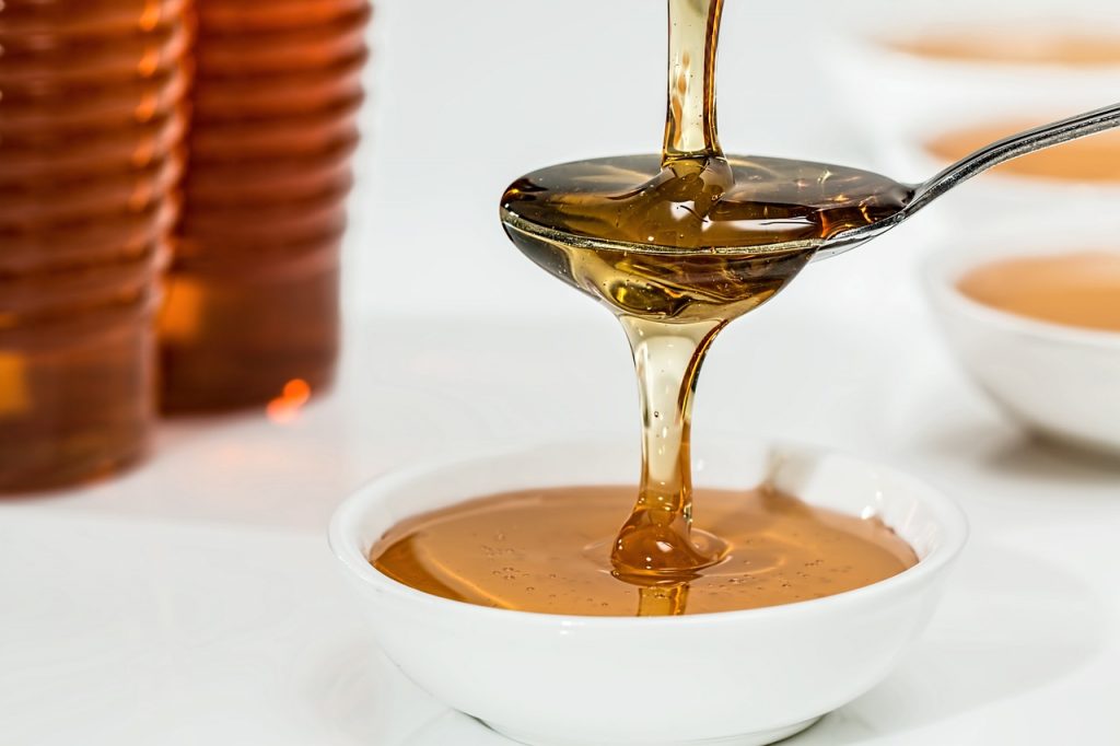 Il miele viene versato in ciotole di miele.
