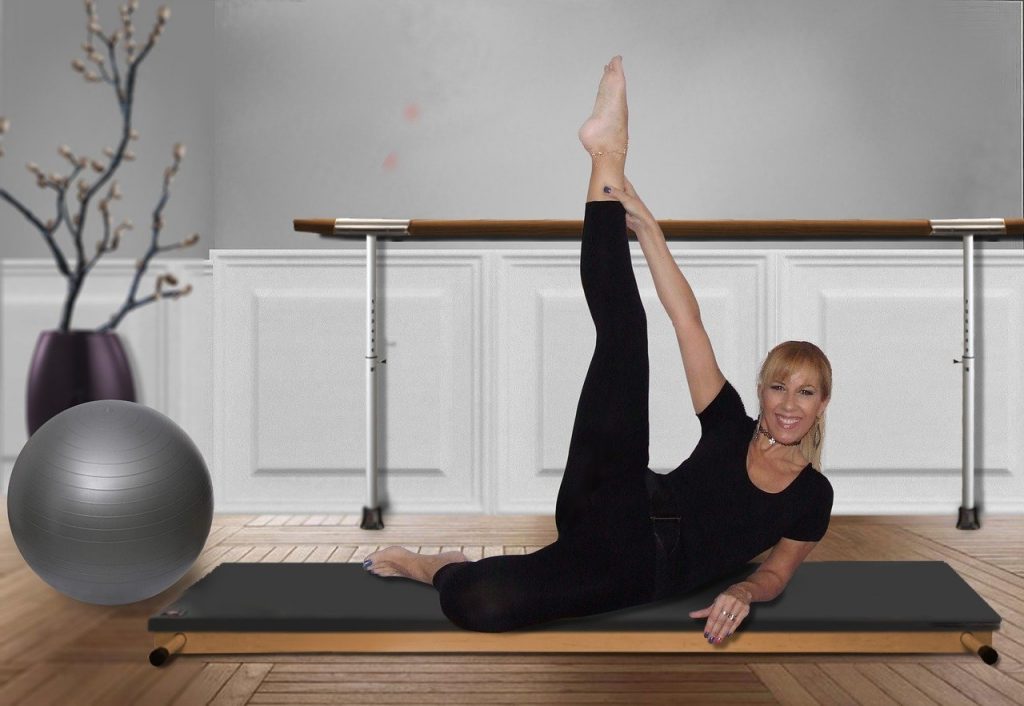 Una donna che pratica yoga su una stuoia di pilates.