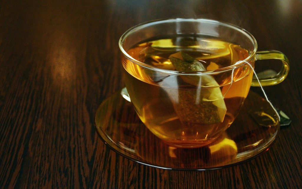 Una tazza di tè con una bustina in linea con la dieta Montignac.