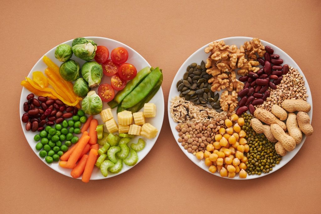 immagine di due piatti con verdure e noci e amidi
